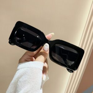 1 paire de lunettes de plage mode à petits carré en plastique, noires. Accessoires mode de plage pour femmes. Lunettes de soleil tendance. Basiques pour tenues femmes automne-hiver, casual d'affaires, cadeau