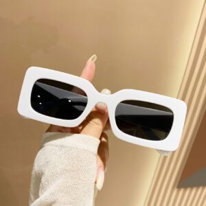 1 paire de lunettes de plage mode à petits carré en plastique, noires. Accessoires mode de plage pour femmes. Lunettes de soleil tendance. Basiques pour tenues femmes automne-hiver, casual d'affaires, cadeau