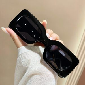 1 paire de lunettes de plage mode à petits carré en plastique, noires. Accessoires mode de plage pour femmes. Lunettes de soleil tendance. Basiques pour tenues femmes automne-hiver, casual d'affaires, cadeau