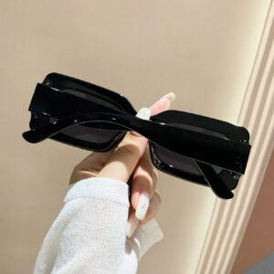 1 paire de lunettes de plage mode à petits carré en plastique, noires. Accessoires mode de plage pour femmes. Lunettes de soleil tendance. Basiques pour tenues femmes automne-hiver, casual d'affaires, cadeau