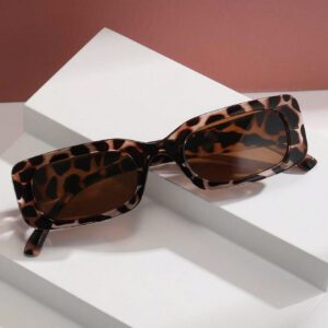 Lunettes de soleil en plastique rectangulaires vintage, style bohème à imprimé léopard. Accessoires de mode unisexes classiques pour les sorties, les voyages, la plage et les vacances. Protection UV. Accessoires de plage pour femmes. Lunettes de soleil de base s'assortissant aux chandails, jeans, pantalons de survêtement, sweats à capuche, vestes, robes et chemises à manches longues.