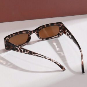 Lunettes de soleil en plastique rectangulaires vintage, style bohème à imprimé léopard. Accessoires de mode unisexes classiques pour les sorties, les voyages, la plage et les vacances. Protection UV. Accessoires de plage pour femmes. Lunettes de soleil de base s'assortissant aux chandails, jeans, pantalons de survêtement, sweats à capuche, vestes, robes et chemises à manches longues.