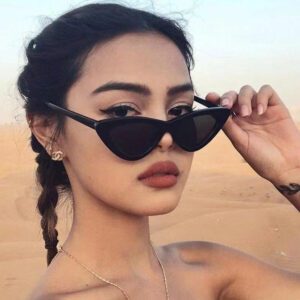Des lunettes de mode noires féminines unisexes à l'encre noire avec un design œil de chat triangulaire tendance. Petits montures pour visages ronds et allongés