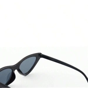 Des lunettes de mode noires féminines unisexes à l'encre noire avec un design œil de chat triangulaire tendance. Petits montures pour visages ronds et allongés