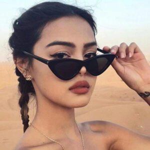 Des lunettes de mode noires féminines unisexes à l'encre noire avec un design œil de chat triangulaire tendance. Petits montures pour visages ronds et allongés