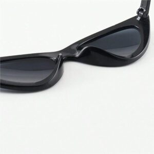Des lunettes de mode noires féminines unisexes à l'encre noire avec un design œil de chat triangulaire tendance. Petits montures pour visages ronds et allongés