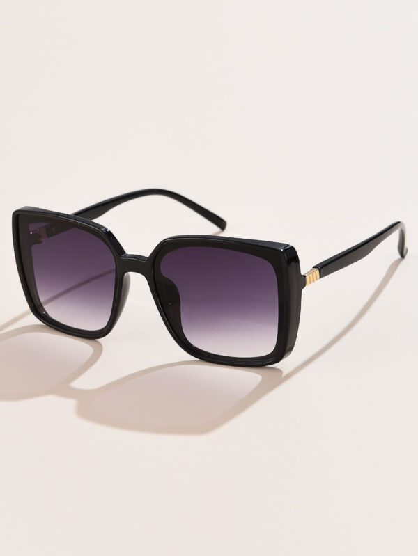 1 pièce Lunettes de soleil rétro pour femmes, avec grand cadre carré en plastique. Simple, chic, élégant, à la mode, convient pour le quotidien, les vacances, les voyages et la plage. Accessoires convenant à toutes les tenues, des tenues décontractées aux tenues d'affaires, idéal comme cadeau. – Image 2