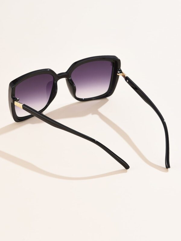 1 pièce Lunettes de soleil rétro pour femmes, avec grand cadre carré en plastique. Simple, chic, élégant, à la mode, convient pour le quotidien, les vacances, les voyages et la plage. Accessoires convenant à toutes les tenues, des tenues décontractées aux tenues d'affaires, idéal comme cadeau. – Image 3
