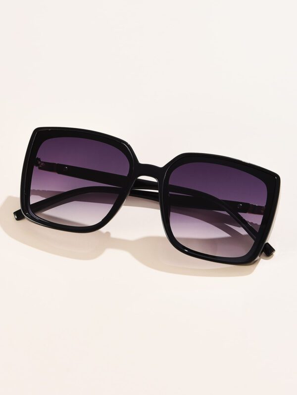 1 pièce Lunettes de soleil rétro pour femmes, avec grand cadre carré en plastique. Simple, chic, élégant, à la mode, convient pour le quotidien, les vacances, les voyages et la plage. Accessoires convenant à toutes les tenues, des tenues décontractées aux tenues d'affaires, idéal comme cadeau. – Image 4