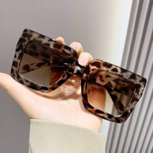 Lunettes de soleil vintage surdimensionnées à monture carrée en plastique, lunettes de soleil unisexes mode classique pour l'extérieur, les voyages, la plage, protection UV. Accessoires de plage pour femmes. Lunettes de soleil, lunettes de soleil de base, convenant aux pulls, jeans, survêtements, sweats à capuche, vestes, robes et chemises à manches longues.
