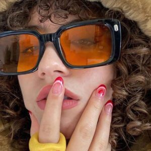 1 pièce Lunettes de soleil carrées à petites montures pour femmes, à la mode, de couleur orange, résistantes aux UV, accessoires de plage pour femmes. Lunettes de soleil parfaites pour les sweaters, jeans, pantalons de survêtement, hoodies, vestes, robes et chemises à manches longues. Idéal pour la Saint-Valentin