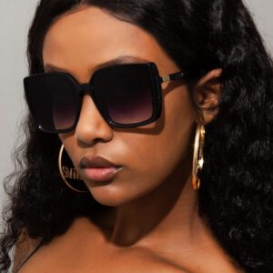 1 pièce Lunettes de soleil rétro pour femmes, avec grand cadre carré en plastique. Simple, chic, élégant, à la mode, convient pour le quotidien, les vacances, les voyages et la plage. Accessoires convenant à toutes les tenues, des tenues décontractées aux tenues d'affaires, idéal comme cadeau.