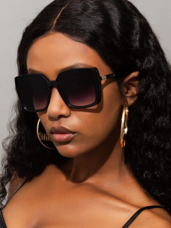 1 pièce Lunettes de soleil rétro pour femmes, avec grand cadre carré en plastique. Simple, chic, élégant, à la mode, convient pour le quotidien, les vacances, les voyages et la plage. Accessoires convenant à toutes les tenues, des tenues décontractées aux tenues d'affaires, idéal comme cadeau.