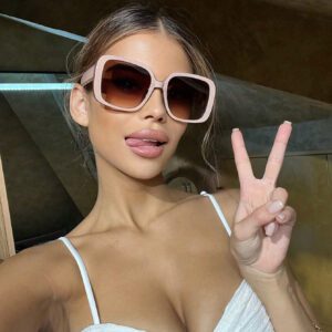 Lunettes de mode carrées roses de grande taille pour femmes, de style haut de gamme, et convenant pour les accessoires de vacances et de plage. Accessoires de plage pour femmes, lunettes de soleil, basiques pour les tenues femmes d'automne-hiver, vêtements décontractés professionnels, cadeaux