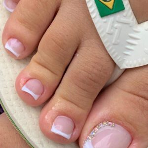 24 pièces d'ongles de pied factices carrés courts avec bouts français blancs et designs de papillons 3D. Ongles de pied factices complets brillants pour femmes et filles - comprend une lime à ongles et un adhésif de gelée