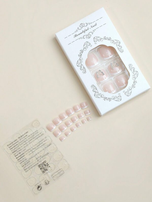 24 pièces d'ongles de pied factices carrés courts avec bouts français blancs et designs de papillons 3D. Ongles de pied factices complets brillants pour femmes et filles - comprend une lime à ongles et un adhésif de gelée – Image 4