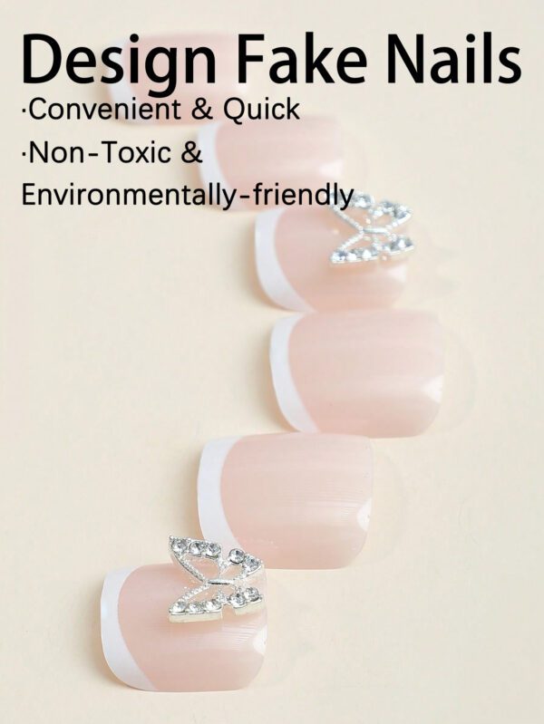 24 pièces d'ongles de pied factices carrés courts avec bouts français blancs et designs de papillons 3D. Ongles de pied factices complets brillants pour femmes et filles - comprend une lime à ongles et un adhésif de gelée – Image 6