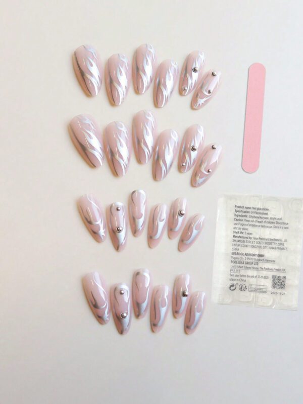 Rehaussez votre look avec un ensemble de 24 ongles portables en forme d'amande, une décoration en argent flamme 3D douce et cool, un sens de la technologie futuriste Y2K et une couverture complète. Convient aux femmes, avec 1 feuille de colle en gelée, 1 lime à ongles. Parfait pour s'habiller quotidiennement et pour les fêtes. Fournitures d'ongles pressés sur. – Image 2