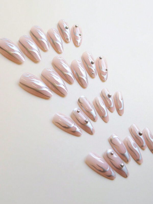 Rehaussez votre look avec un ensemble de 24 ongles portables en forme d'amande, une décoration en argent flamme 3D douce et cool, un sens de la technologie futuriste Y2K et une couverture complète. Convient aux femmes, avec 1 feuille de colle en gelée, 1 lime à ongles. Parfait pour s'habiller quotidiennement et pour les fêtes. Fournitures d'ongles pressés sur. – Image 3