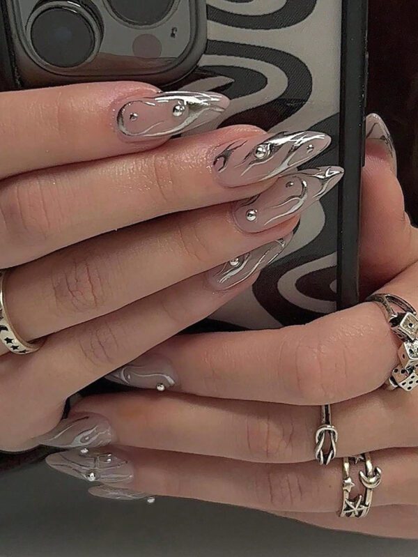 Rehaussez votre look avec un ensemble de 24 ongles portables en forme d'amande, une décoration en argent flamme 3D douce et cool, un sens de la technologie futuriste Y2K et une couverture complète. Convient aux femmes, avec 1 feuille de colle en gelée, 1 lime à ongles. Parfait pour s'habiller quotidiennement et pour les fêtes. Fournitures d'ongles pressés sur. – Image 6