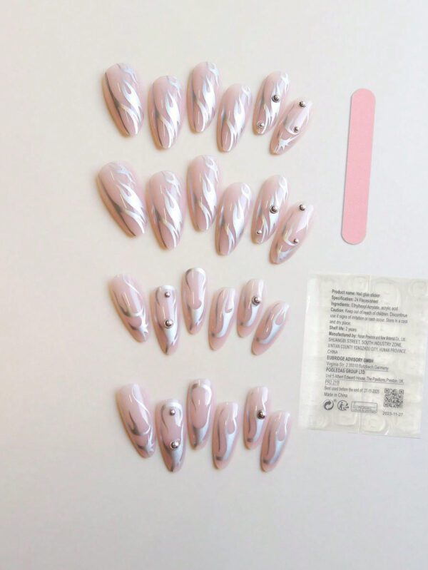 Rehaussez votre look avec un ensemble de 24 ongles portables en forme d'amande, une décoration en argent flamme 3D douce et cool, un sens de la technologie futuriste Y2K et une couverture complète. Convient aux femmes, avec 1 feuille de colle en gelée, 1 lime à ongles. Parfait pour s'habiller quotidiennement et pour les fêtes. Fournitures d'ongles pressés sur. – Image 8