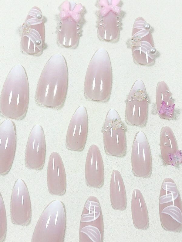 Ensemble de bijoux en camélia français en dentelle de ruban de ballet blanc à nœud papillon fait main de 24 pièces, doux et charmant, en forme d'amande . Convient pour les femmes pour une utilisation quotidienne et avec des faux ongles et des fournitures pour ongles. – Image 4