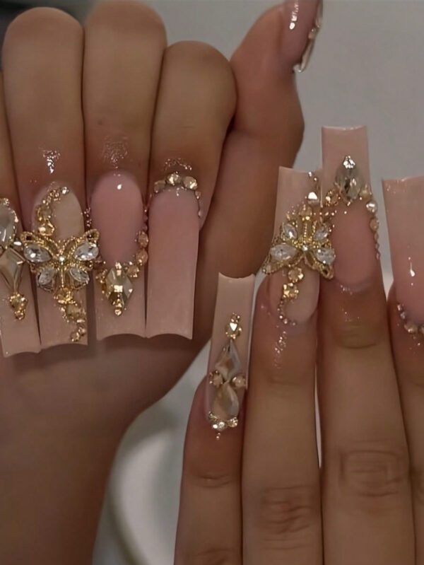 24 pièces Faux ongles de luxe extra longs de forme carrée avec design 3D de papillon doré et strass. Fournitures de faux ongles de couleur champagne chaude pour couvrir complètement les ongles des femmes et des filles pour les fêtes et la danse. Facile à appliquer et à retirer