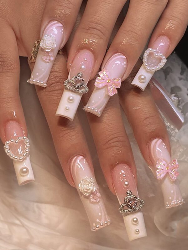 24 pièces Faux ongles de luxe extra longs de forme carrée avec design 3D de papillon doré et strass. Fournitures de faux ongles de couleur champagne chaude pour couvrir complètement les ongles des femmes et des filles pour les fêtes et la danse. Facile à appliquer et à retirer – Image 2