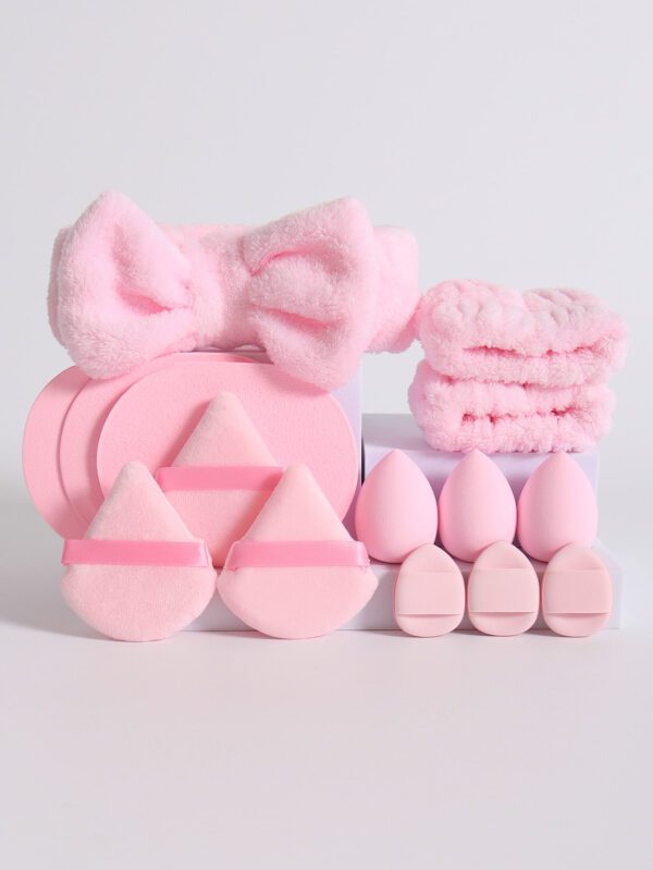15 pièces Ensemble d'outils de maquillage incluant 1 pièce serre-tête en nœud papillon, 2 bandeaux, 3 éponges de maquillage, 3 mini éponges de maquillage, 3 houppettes triangulaires pour poudre, 3 éponges de nettoyage du visage. L'éponge de beauté peut être utilisée avec des fonds de teint liquides, en crème et en poudre, avec des éponges de maquillage multicolores, et la fondation double usage sans latex sèche et humide convient à tous les types de peau. – Image 2