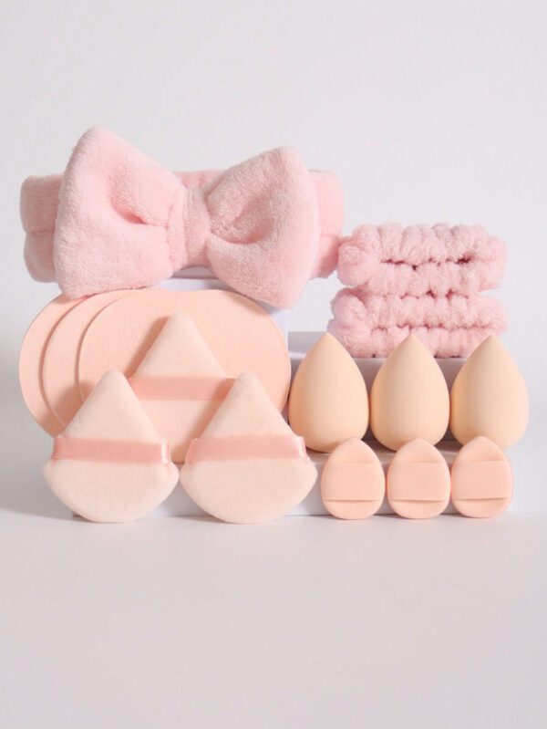 15 pièces Ensemble d'outils de maquillage incluant 1 pièce serre-tête en nœud papillon, 2 bandeaux, 3 éponges de maquillage, 3 mini éponges de maquillage, 3 houppettes triangulaires pour poudre, 3 éponges de nettoyage du visage. L'éponge de beauté peut être utilisée avec des fonds de teint liquides, en crème et en poudre, avec des éponges de maquillage multicolores, et la fondation double usage sans latex sèche et humide convient à tous les types de peau. – Image 5
