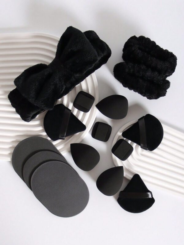 15 pièces Ensemble d'outils de maquillage incluant 1 pièce serre-tête en nœud papillon, 2 bandeaux, 3 éponges de maquillage, 3 mini éponges de maquillage, 3 houppettes triangulaires pour poudre, 3 éponges de nettoyage du visage. L'éponge de beauté peut être utilisée avec des fonds de teint liquides, en crème et en poudre, avec des éponges de maquillage multicolores, et la fondation double usage sans latex sèche et humide convient à tous les types de peau. – Image 7