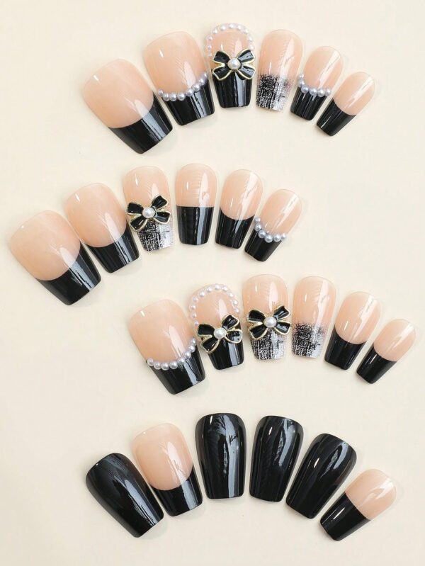 Mettez à niveau votre apparence avec 24pcs Ongles en acrylique noirs en forme d'ongle en forme de cercueil moyen avec nœud papillon et perles fausses, y compris 1 pièce de lime à ongles et 1 feuille d'autocollants d'ongles. Accessoires pour les ongles – Image 2