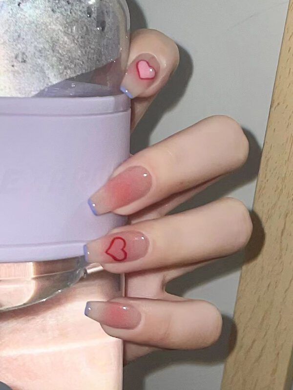 Améliorez instantanément votre look avec 24 pièces de faux ongles style français en forme de cercueil long avec bordure bleue motif coeur, un lime à ongles et une feuille de ruban adhésif pour ongles. Fournitures d'ongles