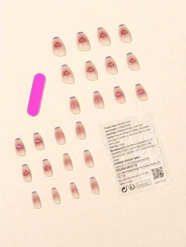 Améliorez instantanément votre look avec 24 pièces de faux ongles style français en forme de cercueil long avec bordure bleue motif coeur, un lime à ongles et une feuille de ruban adhésif pour ongles. Fournitures d'ongles – Image 2