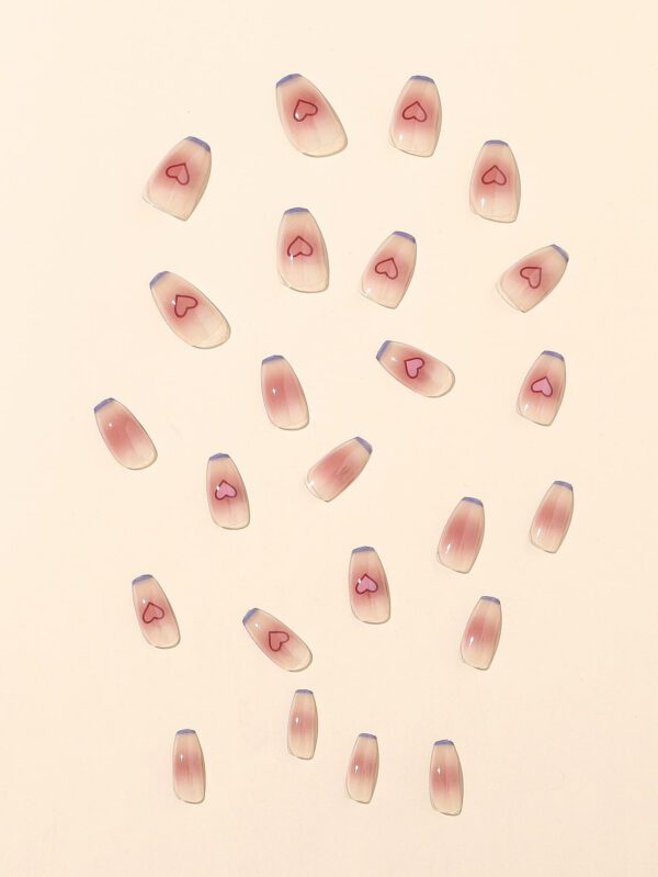Améliorez instantanément votre look avec 24 pièces de faux ongles style français en forme de cercueil long avec bordure bleue motif coeur, un lime à ongles et une feuille de ruban adhésif pour ongles. Fournitures d'ongles – Image 3