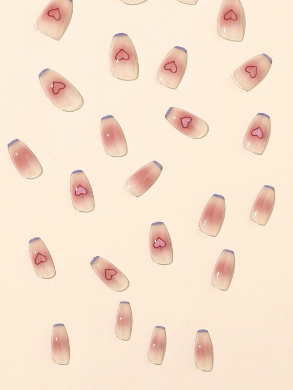 Améliorez instantanément votre look avec 24 pièces de faux ongles style français en forme de cercueil long avec bordure bleue motif coeur, un lime à ongles et une feuille de ruban adhésif pour ongles. Fournitures d'ongles – Image 4