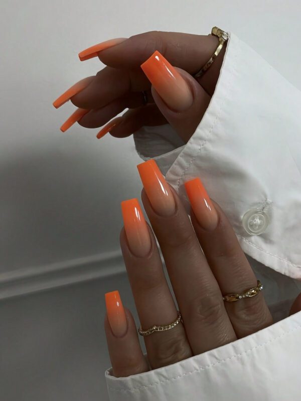 Mettez instantanément à jour votre look avec 24 pièces de faux-ongles carrés moyens, minimalistes, avec un dégradé rose. Convient aux femmes et aux filles. Livré avec 1 pièce de vernis gel translucide et 1 lime. Le vernis gel est expédié de manière aléatoire.