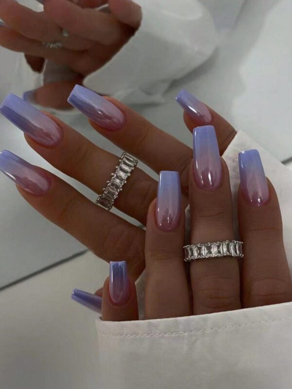 Mettez instantanément à jour votre look avec 24 pièces de faux-ongles carrés moyens, minimalistes, avec un dégradé rose. Convient aux femmes et aux filles. Livré avec 1 pièce de vernis gel translucide et 1 lime. Le vernis gel est expédié de manière aléatoire. – Image 2
