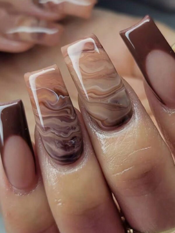 Mettez instantanément à jour votre look avec 24 pièces de faux-ongles carrés moyens, minimalistes, avec un dégradé rose. Convient aux femmes et aux filles. Livré avec 1 pièce de vernis gel translucide et 1 lime. Le vernis gel est expédié de manière aléatoire. – Image 3