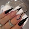 24 pièces Faux ongles longs en forme de stilettos avec bout français noir, rayures noires et décorations pailletées. Faux ongles de haute qualité pour femmes et filles
