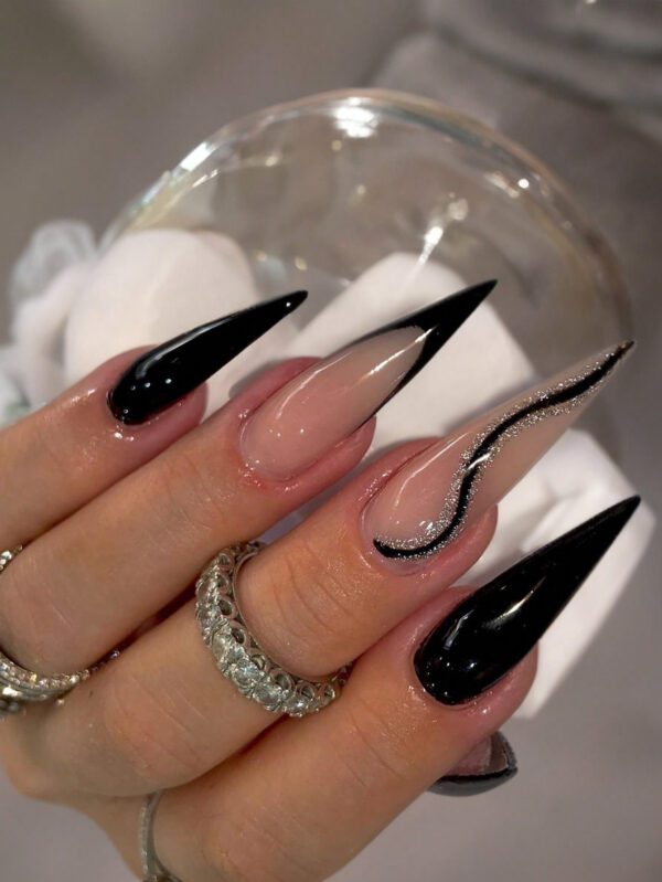 24 pièces Faux ongles longs en forme de stilettos avec bout français noir, rayures noires et décorations pailletées. Faux ongles de haute qualité pour femmes et filles