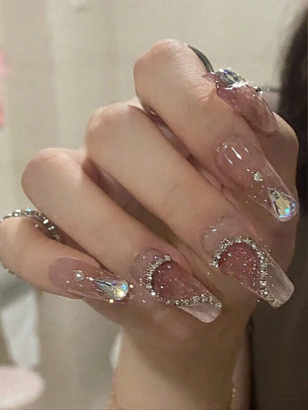 30 pièces de faux ongles courts en forme de cercueil de vampire avec poudre nacrée métallique. Set complet comprenant 1 pièce de gel de gelée et 1 pièce de bloc tampon. Convient pour les fêtes, la danse et le port quotidien