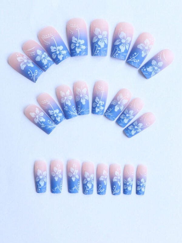 24 pièces Ongles faux imprimé feuille bleue de fleur de cerisier doux avec une couleur blanche française pour un port quotidien des femmes & 1 pièce Kit de faux ongles complet & 1 kit d'autocollant de colle pour ongles pour fille mère femme cadeau et fournitures pour ongles et en gros, ensemble d'art d'ongle blanchissant avec ongles faux détachables pour festival, fête, rendez-vous et pression à ongles pour port quotidien. – Image 5