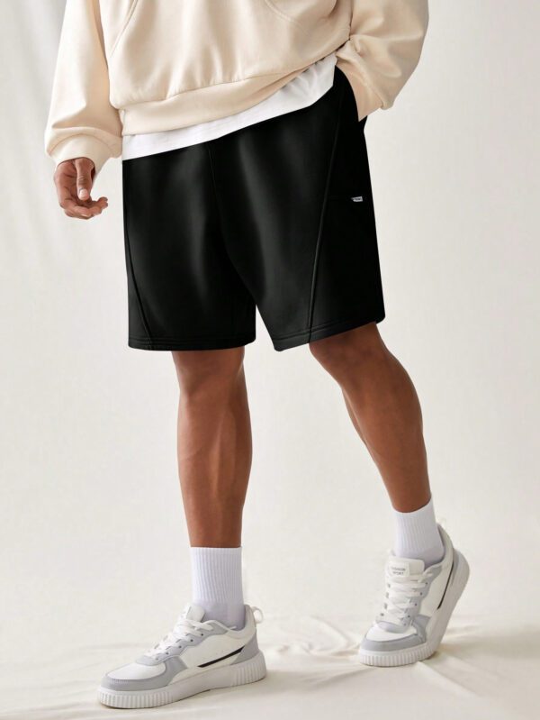 Manfinity UrbanChill Short en maille unie décontracté pour homme avec poches, ample à cordon de serrage jusqu'aux genoux, mode urbaine simple gris clair, cadeau petit ami – Image 3
