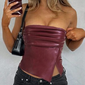 Siren Gaze Top en cuir rouge bordeaux pour femme, à volants asymétriques à l'ourlet , convient pour sortir et les fêtes. Top bandeau court en cuir PU avec fente sur le côté et volants, idéal comme Top de Noël