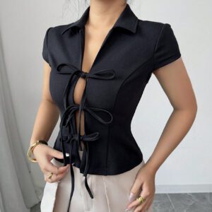 SHEIN Raffinéa Blouse ajustée sexy à manches courtes col en V avec nœud papillon de couleur unie