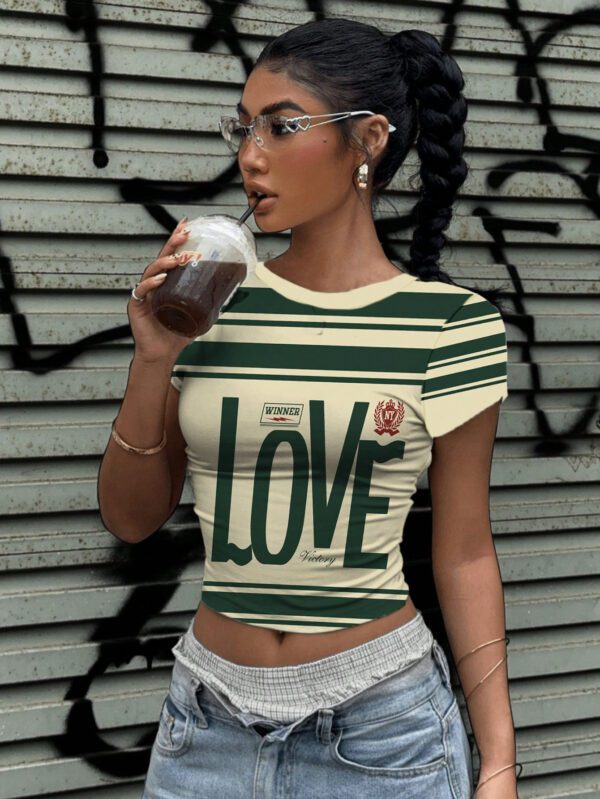 SHEIN EZwear T-shirt court à col rond ajusté, style décontracté de rue, avec imprimé cœur vert