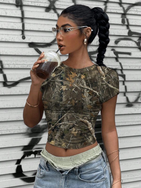 SHEIN EZwear T-shirt court à col rond ajusté, style décontracté de rue, avec imprimé cœur vert – Image 2