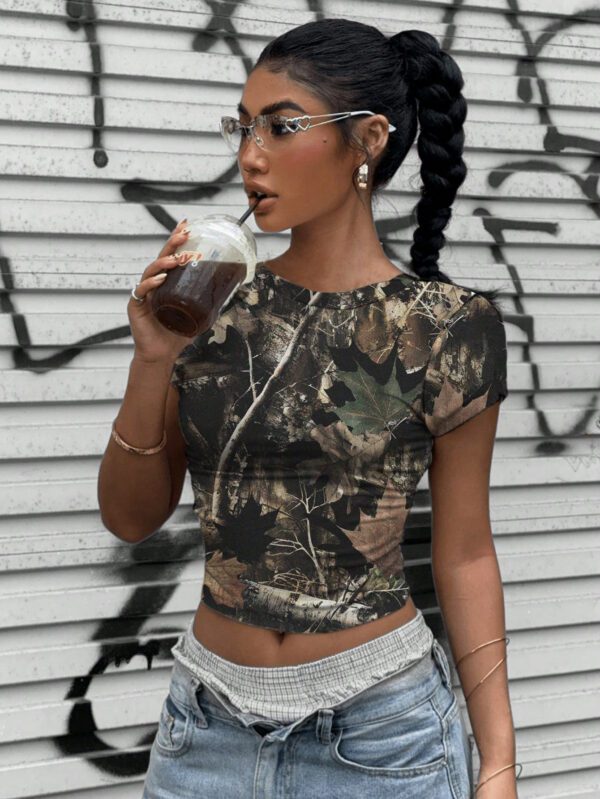 SHEIN EZwear T-shirt court à col rond ajusté, style décontracté de rue, avec imprimé cœur vert – Image 3
