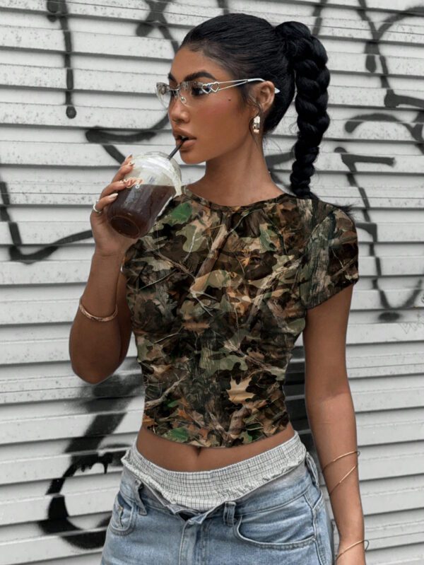 SHEIN EZwear T-shirt court à col rond ajusté, style décontracté de rue, avec imprimé cœur vert – Image 10
